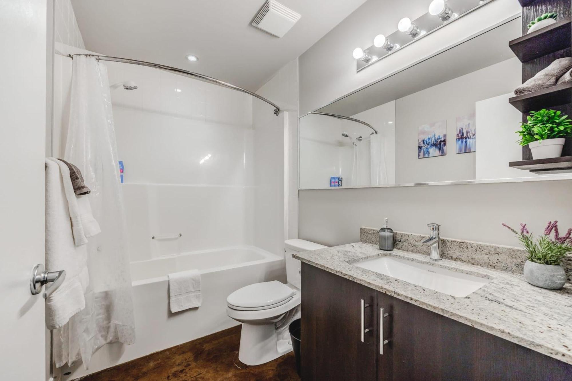 Upscale 2Br Condo - King Bed - Stunning Views YYC Buitenkant foto